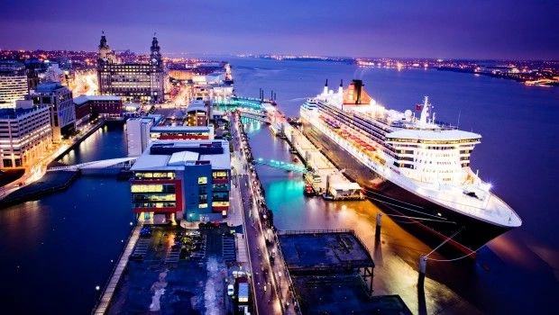 QM2 in Liverpool 