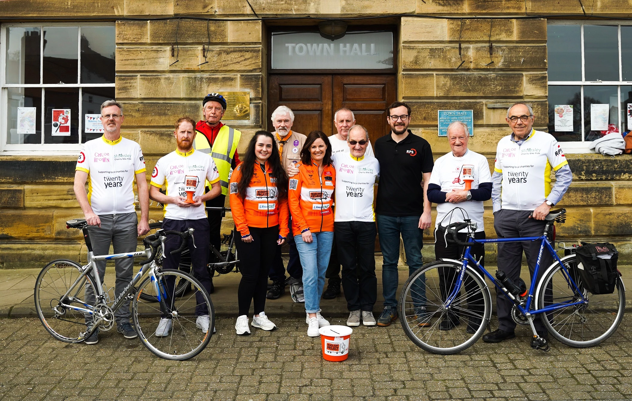 (centre) Lucia Yates, Suzanne Julian, Paul Mackintosh and Tom Hudson with race participants