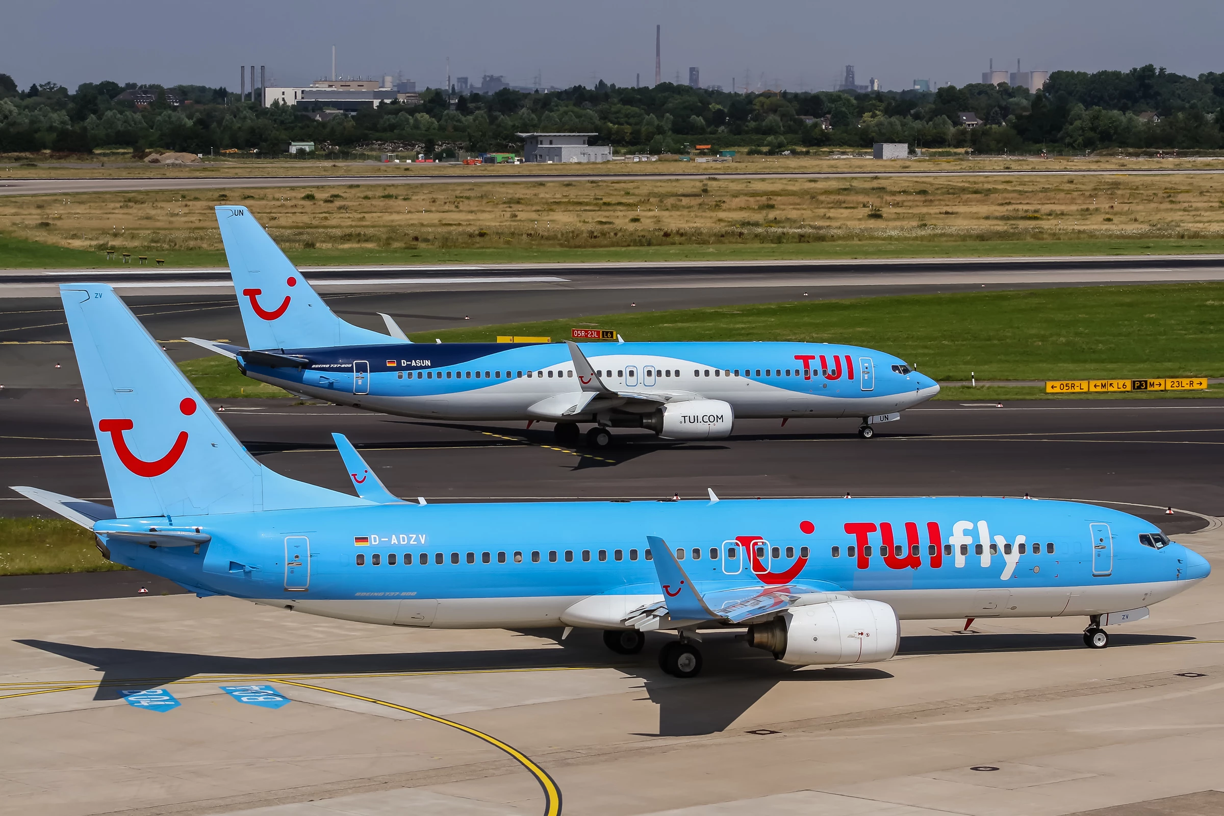 D-ADZV TUIfly Boeing 737-804(WL) on taxiway for further departure to Tenerife Sur (TFS) and D-ASUN TUIfly Boeing 737-8BK(WL) coming in from Menorca (MAH) @ Dusseldorf (DUS) / 21.07.2016