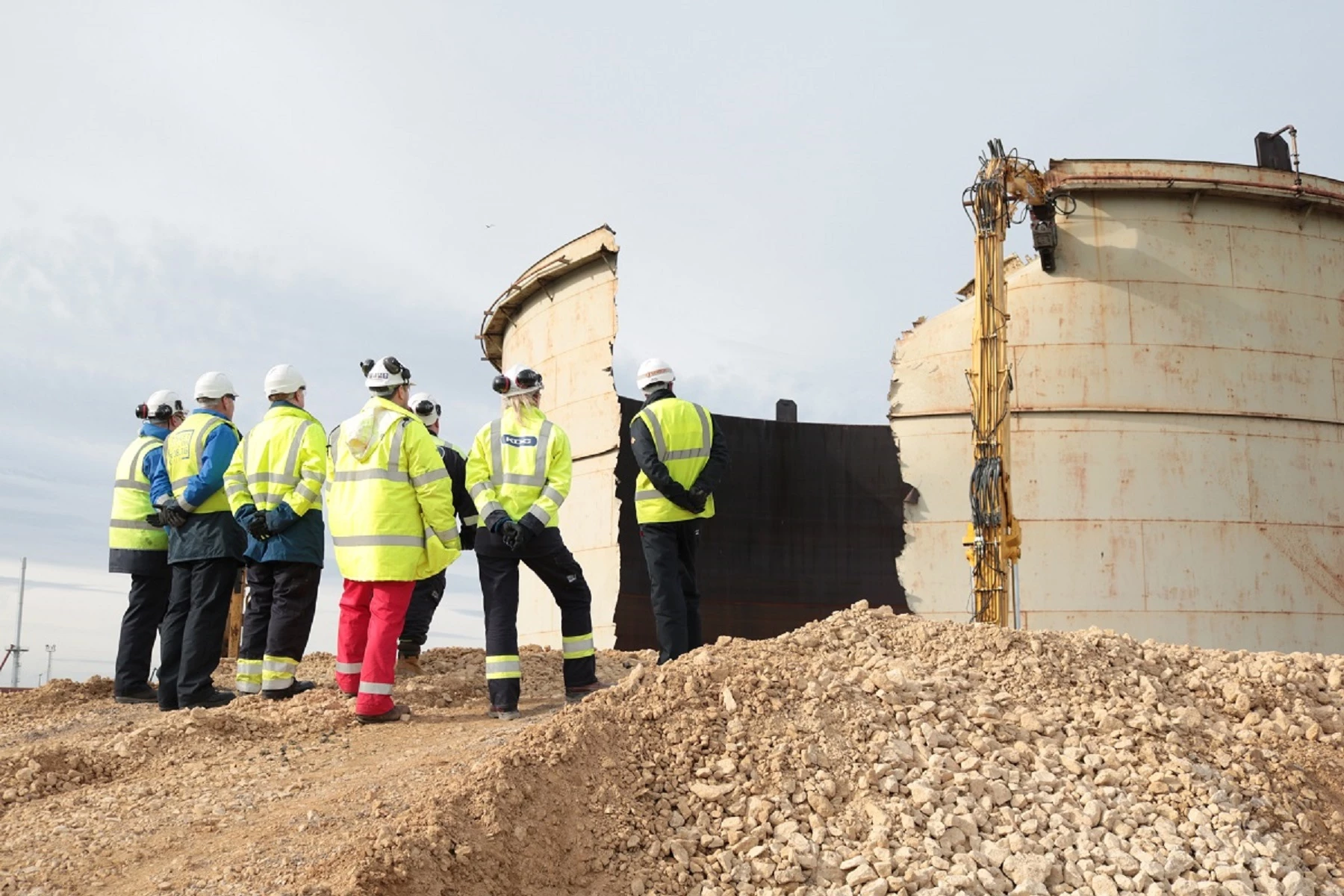 Demolition of a redundant naphtha tank