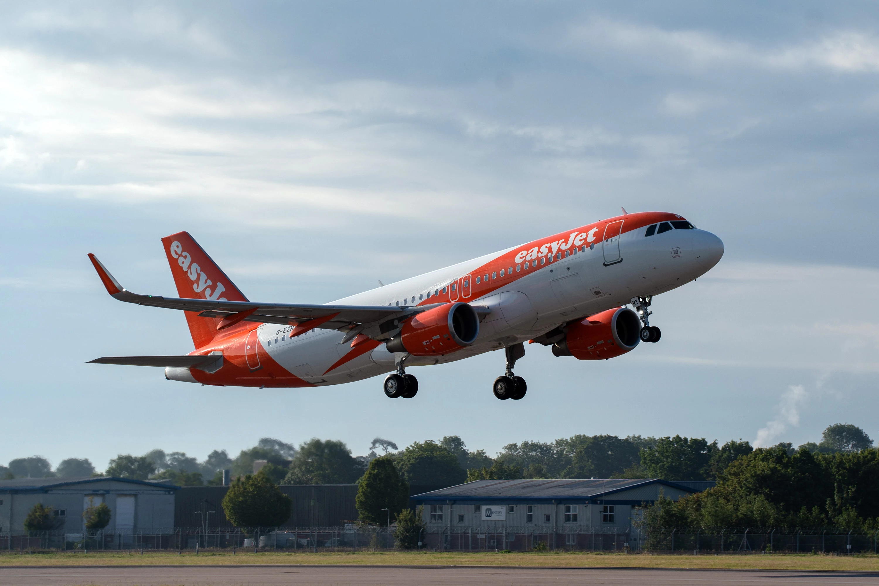 easyJet flies first plane from UK for 76 days