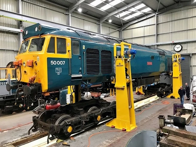 Mechan’s jacks being used at Severn Valley’s Kidderminster depot to lift a class 50, number 50007 Hercules, for work on its bogies and running gear. 