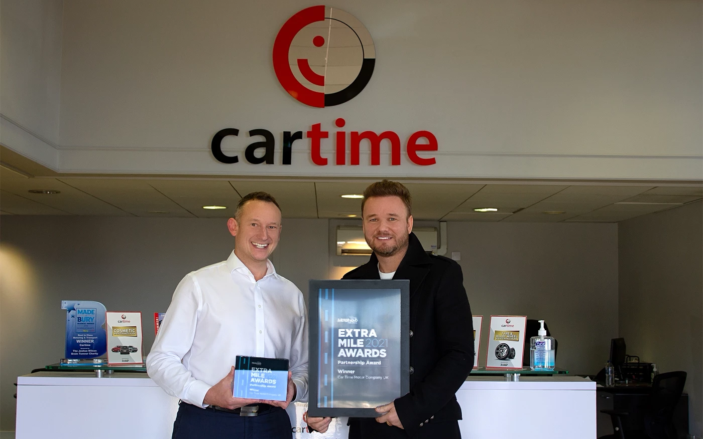 (L) Mike Lever, MotoNovo presents award to (R) Matt Kay, Cartime