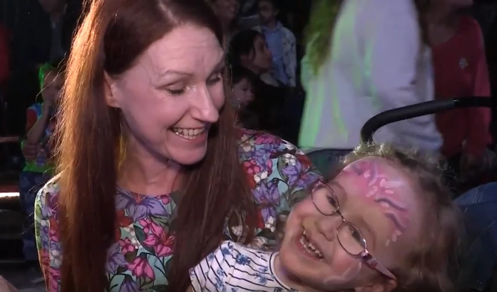 Mum and daughter enjoy Circus Starr