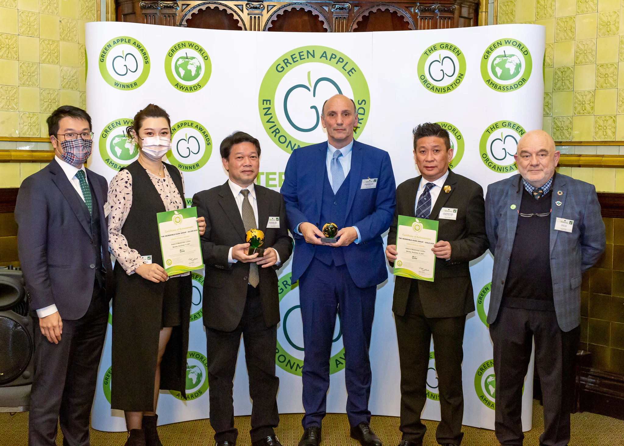 Left to right: Ting Jun Lo, Manqi Lui, Chan Kok Lee, Keith Ridgeway and Siang Yang Phang with event host. 